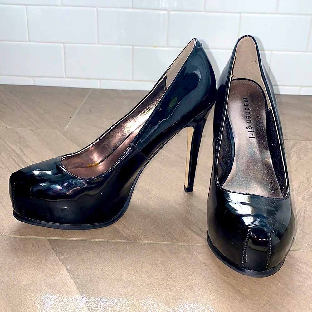 Black pumps